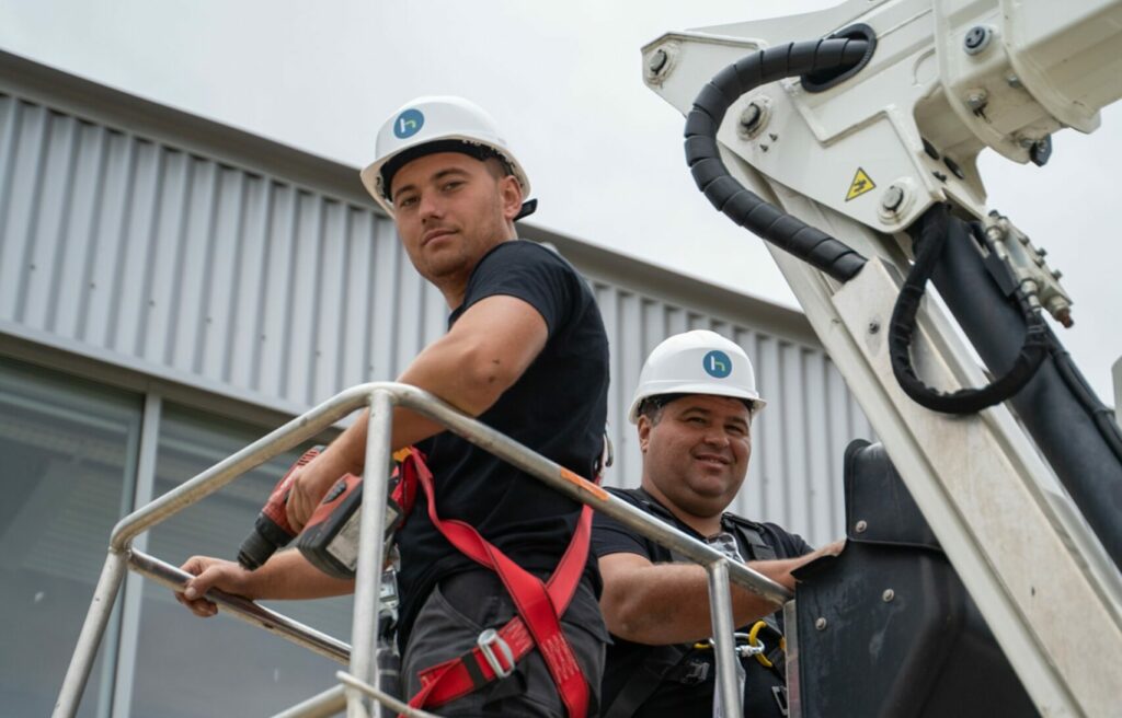 Ouvriers sur nacelle